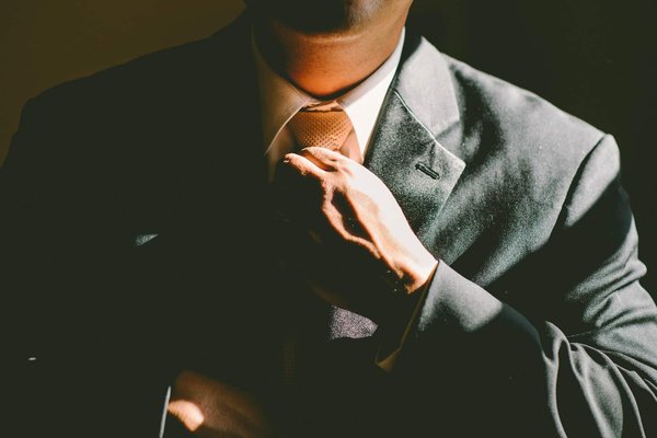Quels sont les services et les garanties offerts par l'agence immobilière BARNES Evian ?